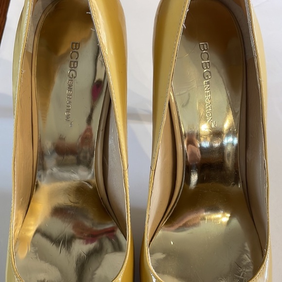 BCBGeneration women’s light yellow patent slight round toe pumps platform 9B - Picture 10 of 12